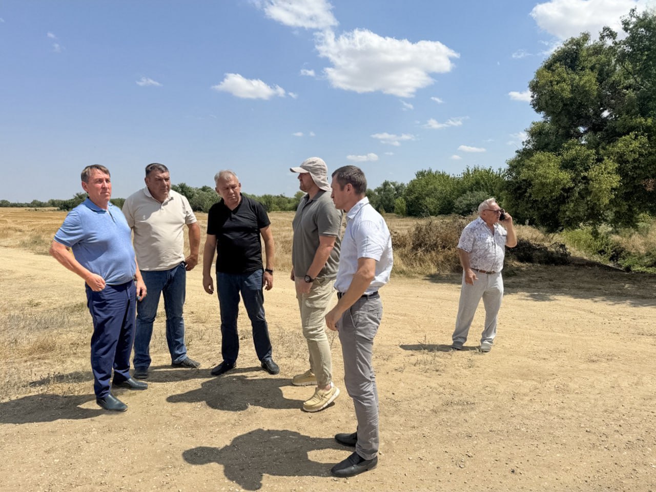В связи с засушливой погодой уровень воды в реке Салгир резко снизился, что привело к накоплению мусора на некоторых участках и нарушению водного потока.   Это негативно отразилось на деятельности сельхозпредприятий и фермерских хозяйств в части орошения и рыборазведения.  Совместно с первым заместителем председателя Госкомводхоза Крыма Гурамом Соболевым были осмотрены проблемные участки реки в Симферопольском и Красногвардейском районах.   В рамках совещания с представителями водохозяйственной отрасли, главами администраций сельских поселений и представителями фермерских хозяйств обсудили пути выхода из ситуации.   Принято решение о проведении совместных мероприятий по уборке завалов и заторов, в том числе в рамках всероссийской акции «Вода России», что позволит улучшить пропускную способность реки и привести в надлежащее состояние её берега.  Даны поручения контрольно-надзорным органам о проведении комплекса мероприятий по выявлению и предотвращению несанкционированного забора воды из реки Салгир.   Эти меры направлены на сохранение водных ресурсов и обеспечение их рационального использования.