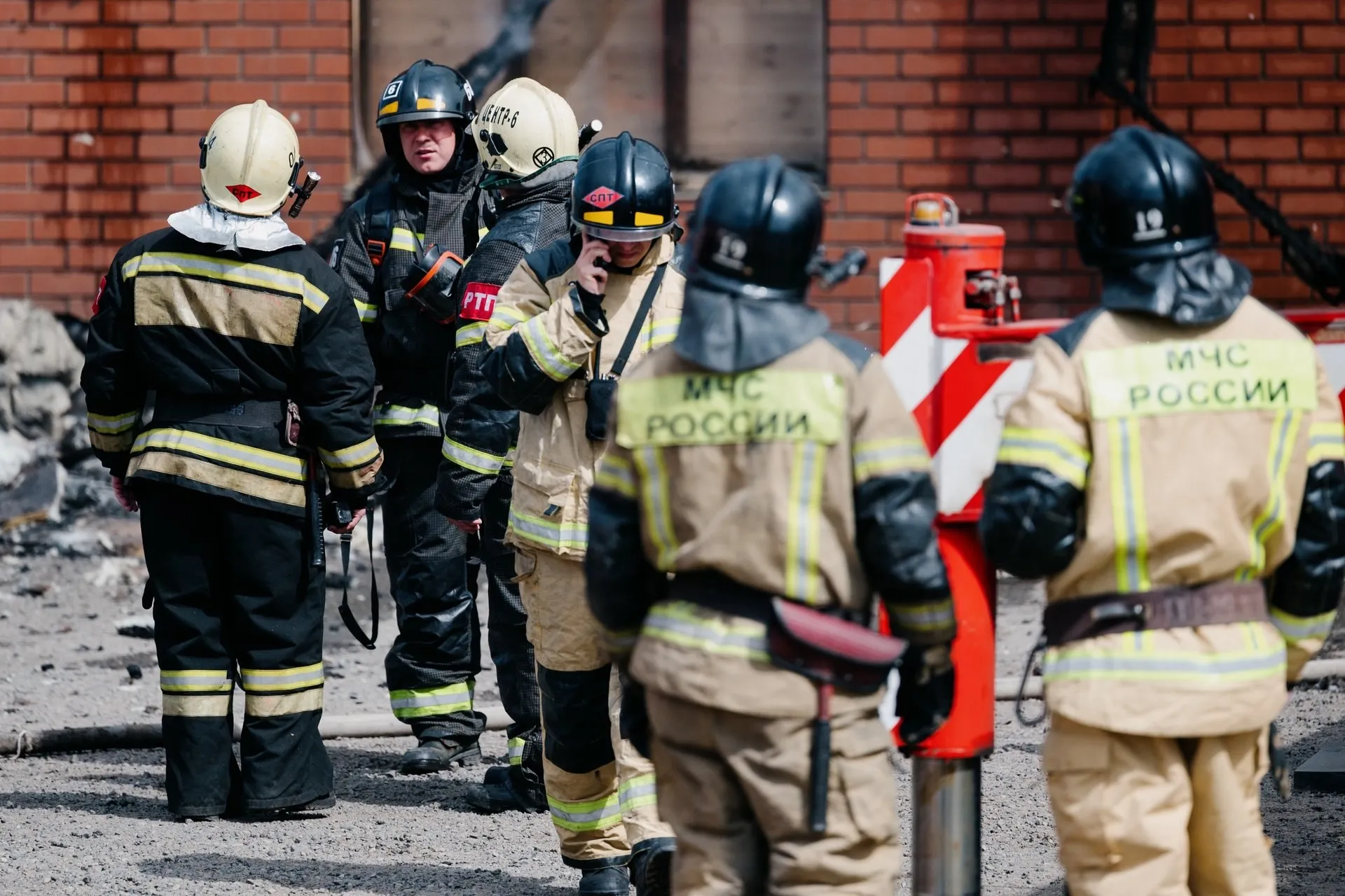 Замкнуло светильник Двое детей пострадали в пожаре в Челябинске Вчера 17 апреля вечером в квартире на пятом этаже дома на улице Образцова случился пожар По данным ГУ МЧС по Челябинской области по предварительной информации замкнуло потолочный светильник Загорелись вещи и мебель на шести квадратах В комнате находили двое мальчиков 14 и 16 лет которые надышались дымом Их отвезли в больницу