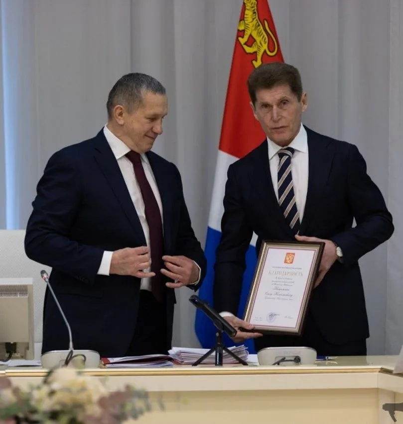 Благодарность президента за развитие жилищного строительства в Приморье Полномочный представитель президента в Дальневосточном федеральном округе Юрий Трутнев на заседании совета ДФО вручил губернатору Приморского края Олегу Кожемяко письменную благодарность от президента РФ Владимира Путина Заслуги главы региона отмечены на федеральном уровне за значительный вклад в развитие жилищного строительства
