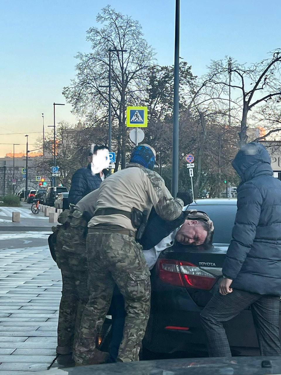 Бывший гендиректор оборонного предприятия «Звезда-стрела» Масленский, обвиняемый в хищениях, начал сдавать подельников. Одним из них стал гендиректор АО «ТРВ-инжиниринг» Колесников.  Как выяснилось, Колесников заключил с подконтрольной фирмой договор на 40 млн, средства которые пошли на строительно частного дома в Сочи.  Сейчас Колесников задержан и на него возбуждено уголовное дело. Кто станет следующим — расскажут оба фигуранта