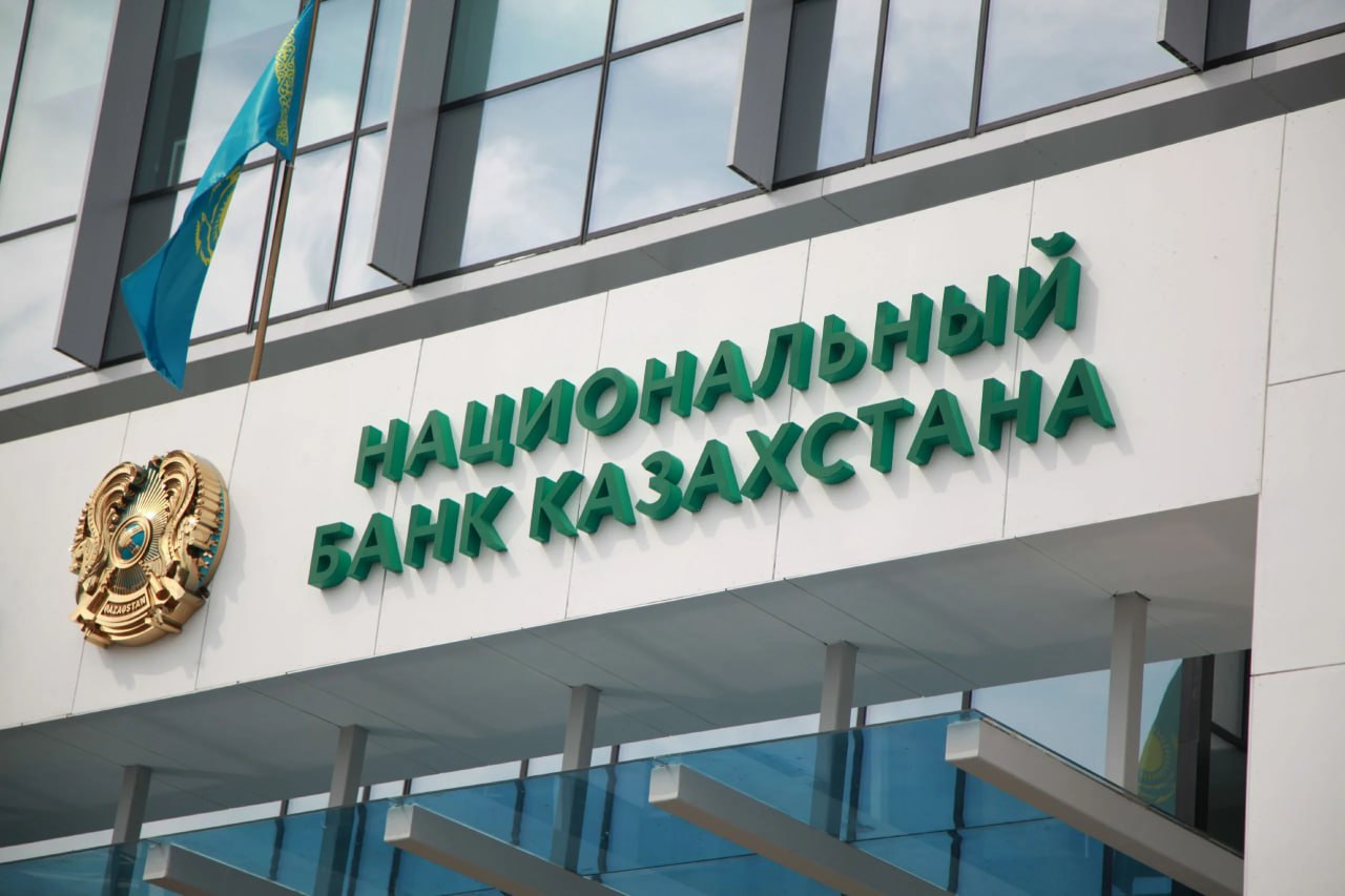 Нацбанк Казахстана повышает минимальные резервные требования для банков Нацбанк РК решил повысить минимальные резервные требования для банков, чтобы лучше контролировать инфляцию. Сейчас, как заявили в регуляторе, казахстанские нормы самые низкие в регионе — 1,3% по тенговым и 2,5% по валютным обязательствам, тогда как в соседних странах они достигают 4-4,5% и около 15%. Новые правила повысят требования до 3,5% и 5% по тенговым обязательствам и до 10% и 15% по валютным. В Нацбанке уверены, что этот шаг поможет сократить избыточный приток денег в экономику, сделать денежно-кредитную политику более эффективной и приблизить инфляцию к целевому уровню в 5%. Это, по данным регулятора, позволит сохранить покупательную способность тенге, доходы граждан и создать условия для стабильного роста экономики.