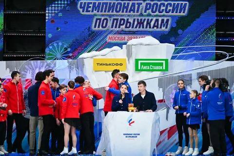 Фигурное катание. Чемпионат России по прыжкам принимал Санкт-Петербург 18-19 января 2025 года.   Чемпионами в личном турнире стали Аделия Петросян  Москва , Николай Угожаев  Санкт-Петербург , Анастасия Мишина и Александр Галлямов  пара из Санкт-Петербурга .   В командном турнире победила команда Санкт-Петербурга.  Пока российских фигуристов не допускают к участию в чемпионатах Европы и Мира, они не теряют форму, участвуя за сезон в разного вида российских соревнованиях. Вот уже не впервые проходит чемпионат по прыжкам. В этом году соревновались команды Санкт-Петербурга и Москвы. Уровень очень высокий. Пусть европейские, американские и канадские фигуристы пока завидуют и тренируются.   Но Запад не дремлет. Международный союз конькобежцев  ISU  постепенно меняет правила: меньше прыжков, больше хореографии!  Быть может, скоро будет «спортивный балет на льду»?