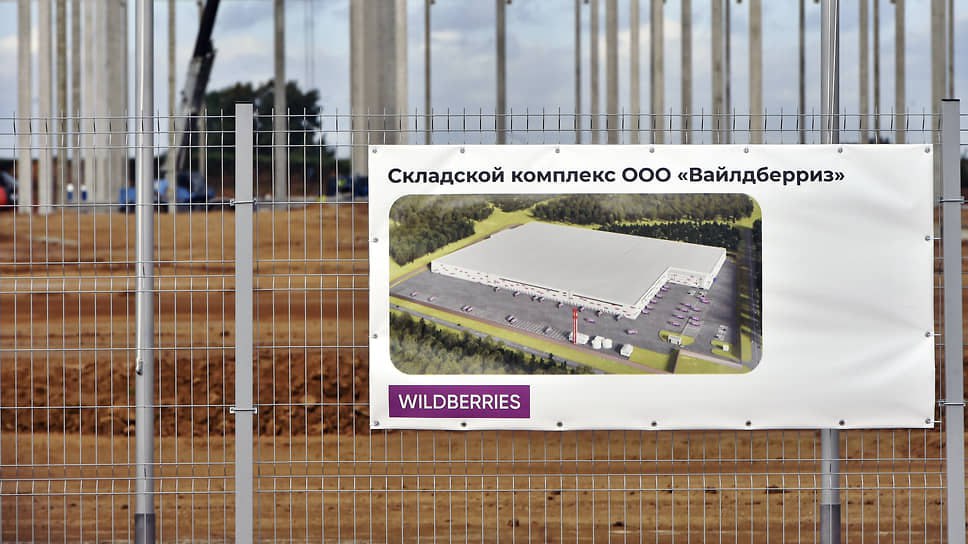 Ввод первой очереди логоцентра Wildberries в Юрге  Кузбасс  переносится на первое полугодие 2025 года, сообщил глава региона Илья Середюк.   В мае этого года власти Кузбасса сообщали, что первый этап логистического центра  планируется ввести в эксплуатацию до конца 2024 года. Соглашение о реализации инвестпроекта стоимостью 7,7 млрд руб. было подписано в сентябре 2023 года.  Фото: Влад Некрасов, Коммерсантъ