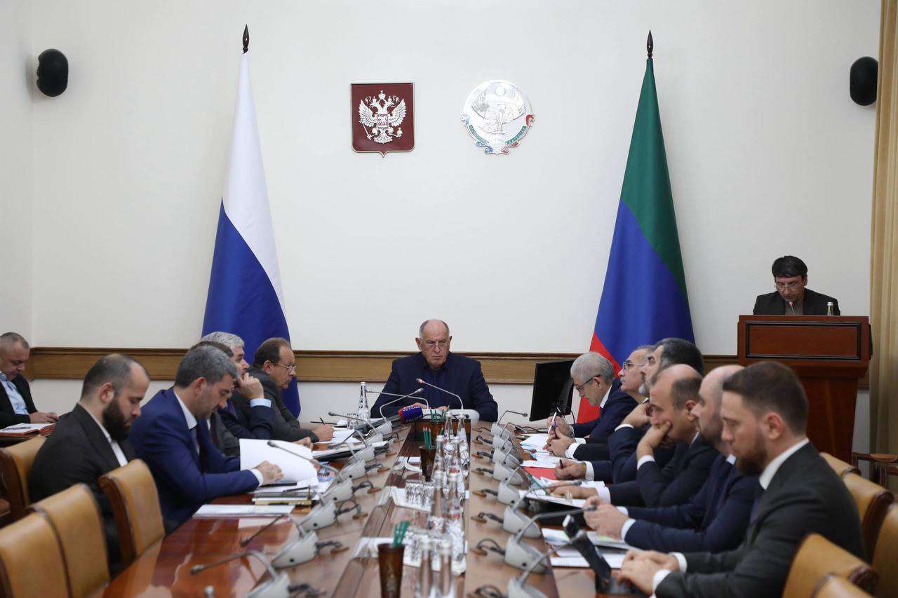 Хранилища мощностью 8 8 тыс тонн плодов построят в Дербентском районе Дагестана На совещании у Председателя Правительства РД Абдулмуслима Абдулмуслимова по вопросу реализации прорывных проектов врио министра сельского хозяйства и продовольствия РД Зураб Куччаев доложил о реализации инвестиционного проекта Развитие плодоовощного кластера в Дагестане сообщили в пресс службе кабмина региона Напомним проект состоит из подпроектов 3 х инвесторов ООО Полоса ООО Анжелина КФХ Сад реализуемых на территории Дербентского Магарамкентского и Сулейман Стальского районов ООО Анжелина в Дербентском районе на земельном участке предоставленном без торгов для реализации масштабного проекта осуществляет закладку интенсивных и суперинтенсивных садов яблони и сливы на площади 100 га В рамках проекта в 2024 году доведена площадь интенсивных садов до 100 га В проект вложено более 254 6 млн рублей созданы 127 рабочих мест включая сезонные и временные Проекту оказана господдержка в виде субсидий на возмещение части затрат на закладку и уход за многолетними насаждениями Также ООО Анжелина завершило оснащение хранилища на 2 2 тыс тонн в г Махачкале В планах строительство в 2 очереди хранилищ плодов общей мощностью 8 8 тыс тонн