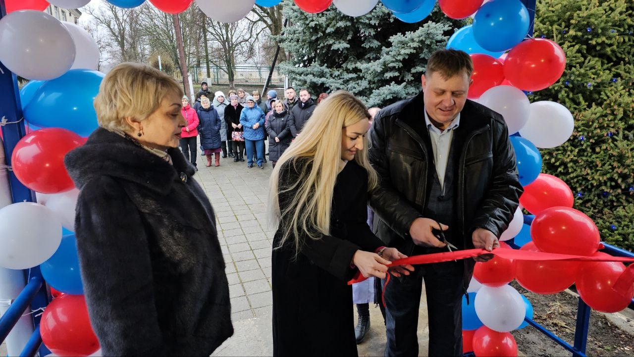 В Марковском районе ЛНР открылись три современных ФАПа  Сегодня в Марковском муниципальном округе  ЛНР  состоялось торжественное открытие трех новых фельдшерско-акушерских пунктов в селах Кризькое, Сычанское и Караван-Солодкий.    Новые ФАПы, построенные в рамках программы «Модернизация первичного звена», обеспечат доступ к качественной первичной медицинской помощи около 2000 жителей района.  Медицинские объекты полностью оснащены современным оборудованием и укомплектованы квалифицированными кадрами.  Для всех марковчан открытие таких ФАПов — это проявление заботы о каждом из жителей. Хочу сказать, что действительно богатство каждой страны — это местные жители. Сегодня, когда у нас налаживается мирная жизнь, хочется уделить внимание всем тем, кто здесь остался, хочется налаживать медицинскую помощь, ведь это и есть забота медиков о вас.  Хочу сказать, что в ближайшее время вы почувствуете, что вы жители не просто ЛНР, а одной большой страны — России. Потому что в рамках программы модернизации первичного звена построен этот ФАП, в рамках других программ мы сегодня налаживаем обеспечение медикаментами пациентов с хроническими заболеваниями, с сахарным диабетом, онкологией.  ФАП — это не просто новая постройка, это то место, которое оборудовано компьютерной сетью, благодаря которой ваш медицинский работник может связаться с центральной больницей, может проконсультироваться на уровне Республиканской больницы. А это говорит о том, что каждый из вас может получить полный объём квалифицированной помощи не только на уровне Марковского района, а также на уровне республиканской больницы, в онкодиспансере, детской республиканской больнице.  Что немаловажно, на базе ФАПа проводится торговля медикаментами — это то, что может приблизить медицинскую помощь к населению. Естественно, ФАП обеспечен жизненно важными медикаментами, в которых нуждается каждый из проживающих в районе при возникновении какой-то ситуации по здоровью.  В 2024 году в ЛНР уже построено 14 фельдшерско-акушерских пунктов,  что свидетельствует о  постоянном улучшении доступа к медицинской помощи в отдаленных населенных пунктах Республики.