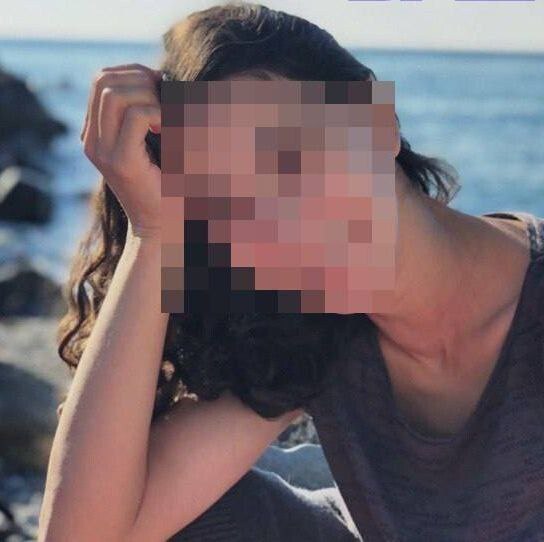 В результате атаки беспилотников на Новороссийск пострадала семья из Ростовской области. Они заехали в квартиру жилого комплекса «Кристалл-3» всего за два дня до инцидента. Согласно данным «Базы», 40-летние Роман и Кристина прибыли в Новороссийск вместе со своими двумя детьми: 9-летней Софией и 5-летним Даниилом. 1 мая семья заехала в свою новую квартиру на Суворовской улице. Ночью 3 мая украинский дрон врезался в эту квартиру. В результате взрыва все члены семьи получили различные травмы и серьезные ожоги. Отец и один из детей находятся в реанимации в критическом состоянии. Кристине проводят операцию: у нее не только ожоги, но и перелом бедра. Ее состояние также оценивается как тяжелое. София временно находится в больнице в состоянии средней тяжести. Новороссийский рабочий
