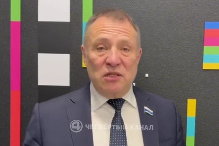 Свердловский депутат призвал рожать женщин которые забеременели после изнасилования Депутат Законодательного собрания Свердловской области Вячеслав Вегнер из Екатеринбурга предложил рожать детей зачатых в результате насилия и передавать их бездетным семьям В беседе с телеканалом ОТВ он заявил что женщин ставших жертвами насилия и не желающих сохранять беременность стоит убеждать в ценности жизни будущего ребёнка По словам Вегнера подобные случаи составляют небольшой процент однако каждый из них требует индивидуального подхода Если женщине психологически тяжело врач и психолог должны объяснить что это живая жизнь и сегодня в этой жизни нуждаются другие сказал депутат Он предложил чтобы женщины не готовые воспитывать таких детей могли передавать их в семьи которые не могут иметь собственных детей uralweb ru