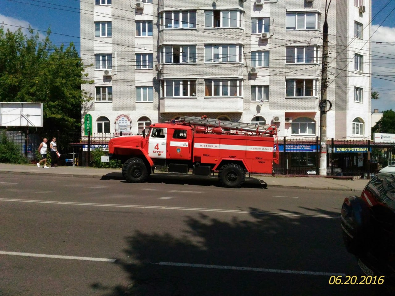 При утреннем пожаре в Курске спасены три человека. Сегодня около пяти часов утра произошёл пожар на улице Павлуновского в Курске. Сообщение о происшествии поступило в 05:06. Огонь охватил кровлю жилого дома на площади 30 квадратных метров, а также крыльцо площадью 2 квадратных метра. В результате оперативной работы пожарных к 05:33 возгорание удалось ликвидировать. Из горящего здания спасатели эвакуировали троих человек. В настоящее время специалисты выясняют причины возникновения пожара. Курская Telega / Прислать новость