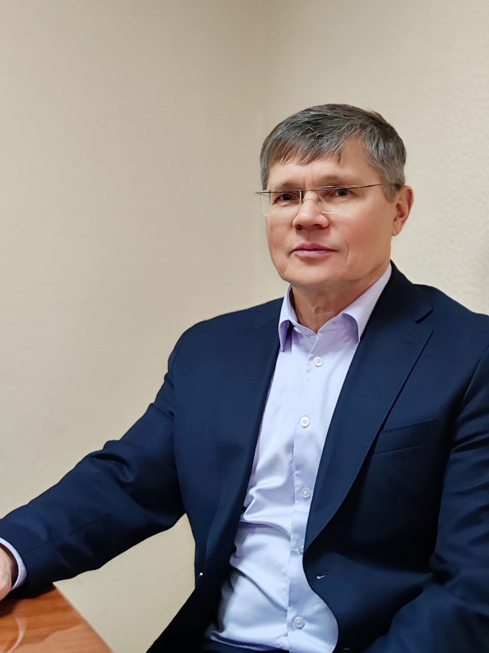 Член Общественной палаты Челябинской области Николай Живец Свою прямую линию губернатор начал с самых животрепещущих вопросов для каждого жителя области ЖКЖ и транспортное обслуживание населения Несмотря на значительные трудности связанными с высокой степенью износа тепловых сетей и других коммуникаций в этом году их удалость привести в соответствие установленным требования и срывов с началом отопительного сезона практически не было Также губернатор отметил что все муниципальные образования области получили паспорта готовности к прохождению отопительного сезона это подтверждает что коммунальные службы региона подготовлены к зимним нагрузкам В этом году на модернизацию более ста километров тепловых сетей выделили 14 миллиардов рублей За этот период построили шесть новых котельных В планах грандиозная модернизация ЖКХ на которую до 2030 года планируется вложить 134 миллиарда рублей Во время общения Алексей Текслер напомнил что в рамках региональной программы Большой ремонт 74 до 2030 года планируется обновить и модернизировать около 1 5 тысячи крупных объектов коммунальной инфраструктуры Интенсивное развитие транспорта общего пользования является приоритетным направлением обеспечения комфортных условий жизни населения Высокими темпами обновляется подвижный состав троллейбусов автобусов и трамваев В целях стабильного развития этого вида общественного транспорта в Челябинске построен троллейбусный завод Ремонтируются и обновляются контактные сети трамвайные пути и остановки общественного транспорта Много сделано но многое ещё предстоит сделать Сегодня заложен надежный фундамент для дальнейшего развития и модернизации этих жизненно необходимых для нормальной жизни людей отраслей