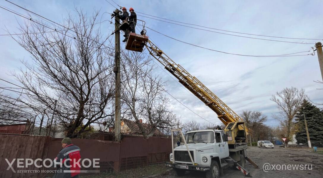 Населенные пункты Новокаховского округа остались без электричества из-за обстрелов  Населенные пункты Новокаховского городского округа обесточены в результате обстрелов со стороны украинских формирований. Об этом сообщил глава администрации городского округа города Новая Каховка Виталий Гура.  «В результате атаки со стороны боевиков киевского режима, без электричества остался город Новая Каховка, микрорайон Основа  центральная 1-я, 2-я , населенные пункты: Днепряны, Райское, Обрывки, Масловка, Тополевка»,  — написал он в телеграм-канале.     , VK и ОК