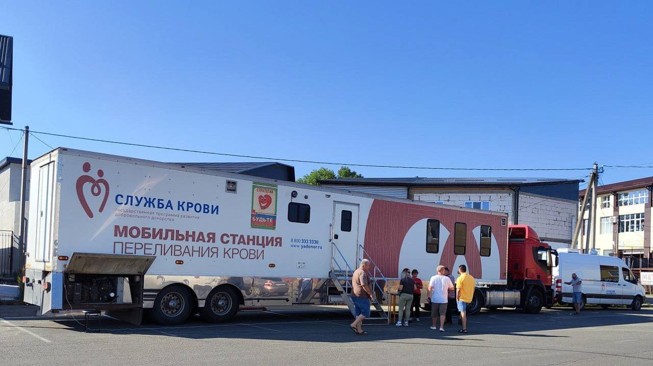 Мобильный комплекс Станция переливания крови приедет в Краснодар С 9 по 30 сентября в городе будет работать мобильный комплекс Станция переливания крови Каждый желающий сможет стать донором и помочь в спасении жизней пациентов медучреждений края Специалисты будут работать с 9 00 до 12 00 по следующему графику 9 сентября ул Стасова 175 23 сентября ул Е Бершанской 355 25 сентября ул Московская 81 30 сентября ул Московская 2 строение 9 Перед сдачей крови все доноры пройдут предварительное обследование и тестирование Это необходимо для обеспечения безопасности как для тех кто планирует сдать кровь так и для будущих реципиентов Для участия в акции по добровольной сдаче крови необходимо иметь при себе паспорт и СНИЛС Хороший Краснодар Подписаться