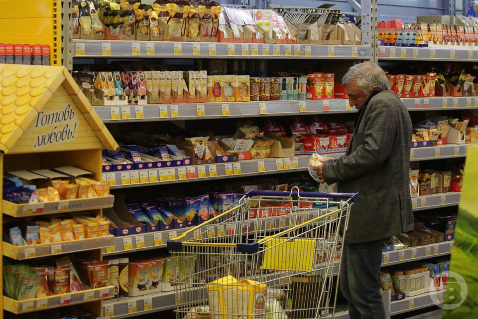 В Волгограде резко подорожали овощи фрукты и водка Новогодние длинные выходные подарили волгоградцам измененные ценники в магазине Смотрим вместе что стало стоить дешевле а что дороже Подробнее в тексте Городских вестей