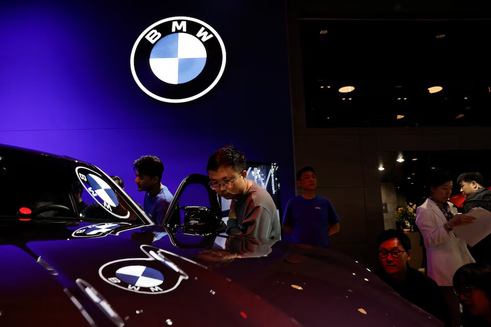 BMW интегрирует DeepSeek в новые машины в Китае Технология будет интегрирована в китайские модели BMW Neue Klasse. Об этом заявил председатель совета директоров BMW AG Оливер Ципсе на Шанхайском автосалоне. Это дополнит существующие возможности ИИ и обеспечит доступ к любой информации, считает Ципсе. Первая эксклюзивная для Китая модель iX3 в семействе Neue Klasse будет представлена в следующем году. Ряд китайских автопроизводителей, включая BYD, Geely, Great Wall Motor, Dongfeng Motor, заключили соглашение с DeepSeek на интеграцию в собственные системы. Ранее BMW объявила о сотрудничестве с ByteDance, Alibaba и Huawei для развития сервисов ИИ и цифровой экосистемы, адаптированной для китайского рынка. Новости Китая ЭКД