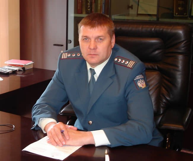# Уехавшему из страны экс-начальнику свердловской налоговой грозит 15 лет колонии Сергея Логинова заочно арестовали по уголовному делу о взятке в особо крупном размере, сообщили .RU в пресс-службе Свердловского областного суда. Но силовики не знают, где он прячется. По возвращении в Россию бывшего чиновника отправят под стражу на два месяца. Сторона защиты обжаловала решение. Логинов руководил свердловским управлением ФНС 13 лет. Фото: пресс-служба УФНС по Свердловской области Новости из Екатеринбурга