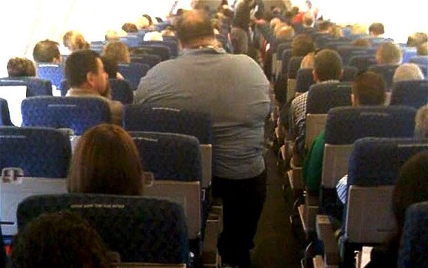 Авиакомпании сэкономят на похудевших пассажирах Аналитики инвестиционного холдинга Jefferies Financial Group спрогнозировали снижение среднего веса пассажиров на 10 что позволит авиакомпаниям в одних только США экономить порядка 600 млн ежегодно благодаря снижению расхода топлива Математика довольно проста вы тоже можете прослыть ведущими аналитиками если будете рассуждать примерно следующим образом В США около 40 взрослых страдают ожирением При этом по состоянию на 2025 год 10 15 населения США уже принимают препараты агонисты гормона энтероглюкагона ГПП 1 типа Оземпика и его аналогов с тем же принципом действия При этом востребованность этих препаратов растёт на фоне появления новых форм в частности таблеток раньше были только уколы которых многие побаиваются Приём этих препаратов позволяет снизить вес в среднем на 20 ежегодно Небольшие манипуляции с калькулятором и аналитики прогнозируют что в этом году средний вес взрослого пассажира снизится на 10 поэтому самолёт с пассажирами и топливом станет на 2 легче что позволит снизить расход топлива на 1 5 а в масштабах всех авиаперевозок на крупнейшем в мире рынке как раз и получится 600 млн долл Средний вес пассажира кстати вовсе не сферический конь в вакууме а вполне конкретная величина которая используется при расчёте топлива для каждого рейса ведь просто залить керосина с запасом значит тратить больше керосина на перевозку этого же керосина Согласно рекомендациям авиавластей США взрослый мужчина весит 86 кг женщина 81 кг ребёнок от 2 до 12 лет 37 кг И это летом Во время зимней зажировки все они на 3 кило тяжелее 89 84 и 40 кг соответственно Не зависит от сезона только вес младенца 10 кг а также члена лётного и кабинного экипажа 95 и 86 кг соответственно Их увеличивали в 2021 году Jefferies ожидает что параметры снова снизят   www frequentflyers ru 2026 01 15 weight decline frequentflyers