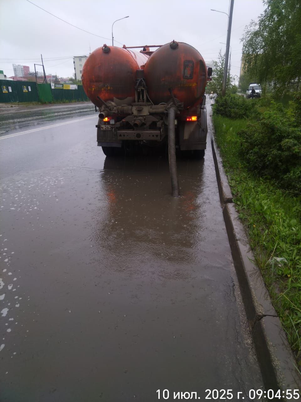 В связи с обильными осадками в Якутске на откачку ливневых вод с заниженных мест улично-дорожной сети 10 июля привлечены ассенизаторские машины МУП «Жилкомсервис», а также задействованы мотопомпы. Запущены в работу 53 перекачивающих электронасоса ливневой канализации. Ведутся плановые работы по прочистке лотков ливневой канализации. Работы ведутся с раннего утра, по состоянию на 8 утра 10 июля силами АСМ с улиц откачано 140 куб. м. воды. #откачка