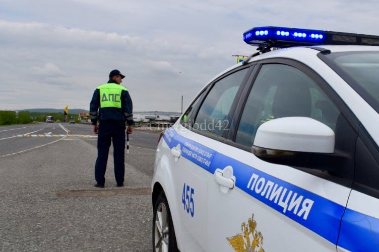 На территории Новокузнецкого округа сотрудники Госавтоинспекции провели Единый день безопасности дорожного движения Было проверено более 100 водителей и транспортных средств, около 40 участников дорожного движения привлечено к административной ответственности. Основные нарушения, выявляемые на загородных трассах, остаются правила маневрирования, расположения транспортных средств, выезды на встречную полосу там, где это запрещено знаками и разметкой, регистрации транспортных средств, отсутствие автокресел у детей-пассажиров, в сельских населенных пунктах - непредоставление преимущества пешеходам там, где они имеют приоритет в движении, и переход дороги пешеходами вне пешеходного перехода. В селе Ильинка в поле зрения инспекторов ДПС попал водитель, у которого закончился срок действия водительского удостоверения. Напомним, что такая ситуация является управлением без прав, поэтому на водителя составлен протокол по ч. 1 ст. 12.7 КоАП РФ «Управление транспортным средством водителем, не имеющим права управления транспортным средством», штраф по этой статье - до 15 тыс. рублей, «Шевроле Нива» эвакуирована на спецстоянку.