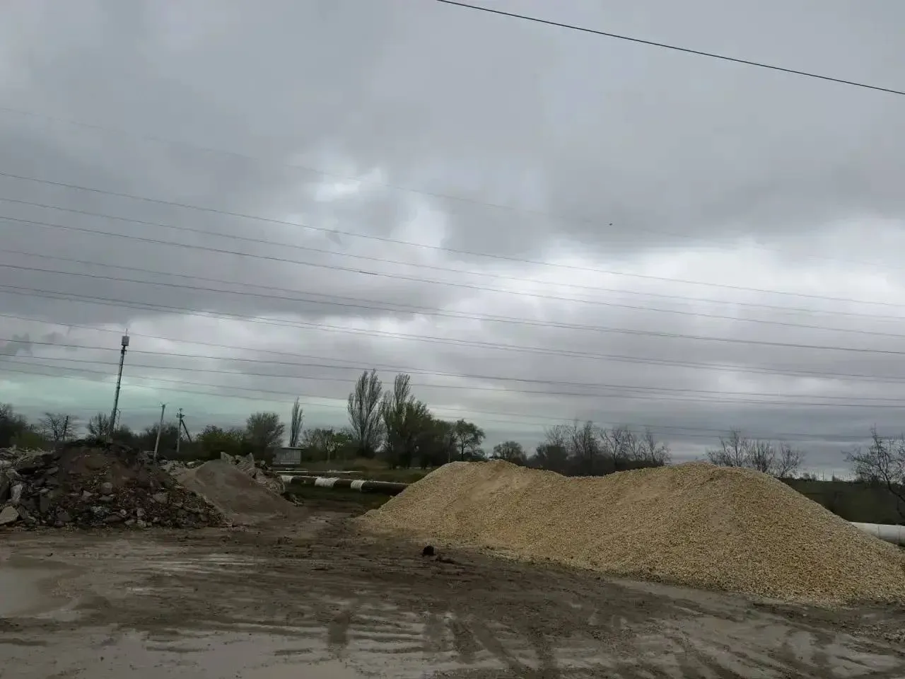 Красноперекопский районный суд вынес приговор по уголовному делу в отношении директора подрядной организации Он признан виновным в совершении мошенничества Судом установлено что в сентябре 2019 года администрацией города Красноперекопска заключен муниципальный контракт на разработку проектно изыскательных работ для строительства котельной Осужденный будучи директором подрядной организации предоставил в орган местного самоуправления документацию заведомо не соответствующую требованиям На счет подрядной организации необоснованно перечислены бюджетные денежные средства в размере 8 5 млн рублей Ущерб подсудимым возмещен в полном объеме С учетом мнения государственного обвинителя суд назначил подсудимому наказание в виде 3 лет лишения свободы условно с испытательным сроком на аналогичный период и штрафом в размере 500 тыс рублей
