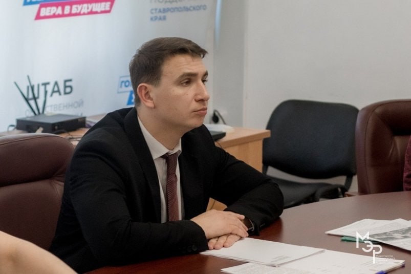 Денис Полюбин снова сменил должность Ранее он возглавлял минэкономразвития региона а потом стал представителем губернатора в муниципалитетах Теперь же он возглавил департамент экономики Ростова на Дону Данные появились на сайте структурного подразделения городской администрации Жителям Ставрополья чиновник запомнился борьбой с резким подорожанием продуктов став героем мема Он потребовал от куриц прекратить нести дорогие яйца   Stavropol Media Прислать новость