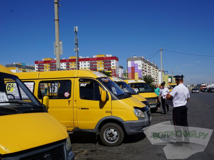 В Волжском снова тотально проверяют маршрутки и автобусы  В Волжском всю неделю, с 30 сентября по 4 октября, проходит профилактическое мероприятие ГАИ «Перевозчик».  В центре внимания автоинспекторов оказались автобусы и маршрутки, перевозящие пассажиров по городским маршрутам. Как сообщили Волжский.ру в ГАИ города Волжского, самое пристальное внимание уделяется соблюдению ПДД и правил перевозки пассажиров водителями автобусов. Также предметом контроля является техническое состояние транспортных средств на линии, соблюдение водителями режима труда и отдыха, наличие путевых листов и т. д. Массовые проверки автобусов организованы в целях предупреждения ДТП на дорогах города. О результатах рейдов ГАИ сообщит дополнительно.   Подробнее на Волжский.ру: