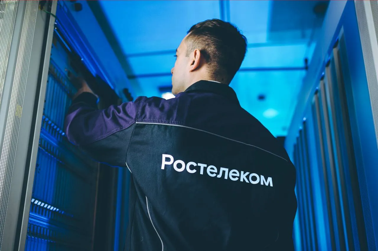 Ростелеком подключил ещё 1 6 тысяч домов к интернету в Якутске С начала 2026 года компания Ростелеком подключила к высокоскоростному интернету и цифровым сервисам более 1 6 тысячи домохозяйств в городском округе Город Якутск Новые возможности связи стали доступны для 1 4 тысячи жителей различных районов столицы республики включая улицы Три сосны и Красильникова а также для 200 семей в посёлке Жатай Работы по расширению сети ведутся с применением современной технологии GPON оптоволоконной линии связи которая прокладывается непосредственно до квартиры или частного дома Это обеспечивает стабильное соединение высокую скорость передачи данных и минимальную задержку сигнала Кроме того технология гарантирует высокий уровень безопасности и устойчивость к внешним помехам Заместитель директора филиала Сахателеком ПАО Ростелеком по работе с массовым сегментом Светлана Гирфанова отметила что компания продолжает системно развивать инфраструктуру и делает современные цифровые сервисы доступными для жителей республики Абонентам доступна скорость интернета до 200 Мбит с что позволяет комфортно работать учиться и пользоваться онлайн сервисами Министр инноваций цифрового развития и инфокоммуникационных технологий Якутии Петр Николаев подчеркнул значимость реализуемых проектов Развитие телекоммуникационной инфраструктуры один из ключевых приоритетов цифровой трансформации региона Расширение сети высокоскоростного интернета напрямую влияет на качество жизни людей открывает доступ к современным сервисам образованию и новым возможностям для самореализации Важно что такие проекты реализуются не только в столице но и охватывают пригородные территории отметил Петр Николаев Подписывайтесь на канал Мининноваций Якутии оперативные новости о связи ИТ и цифровых сервисах республики