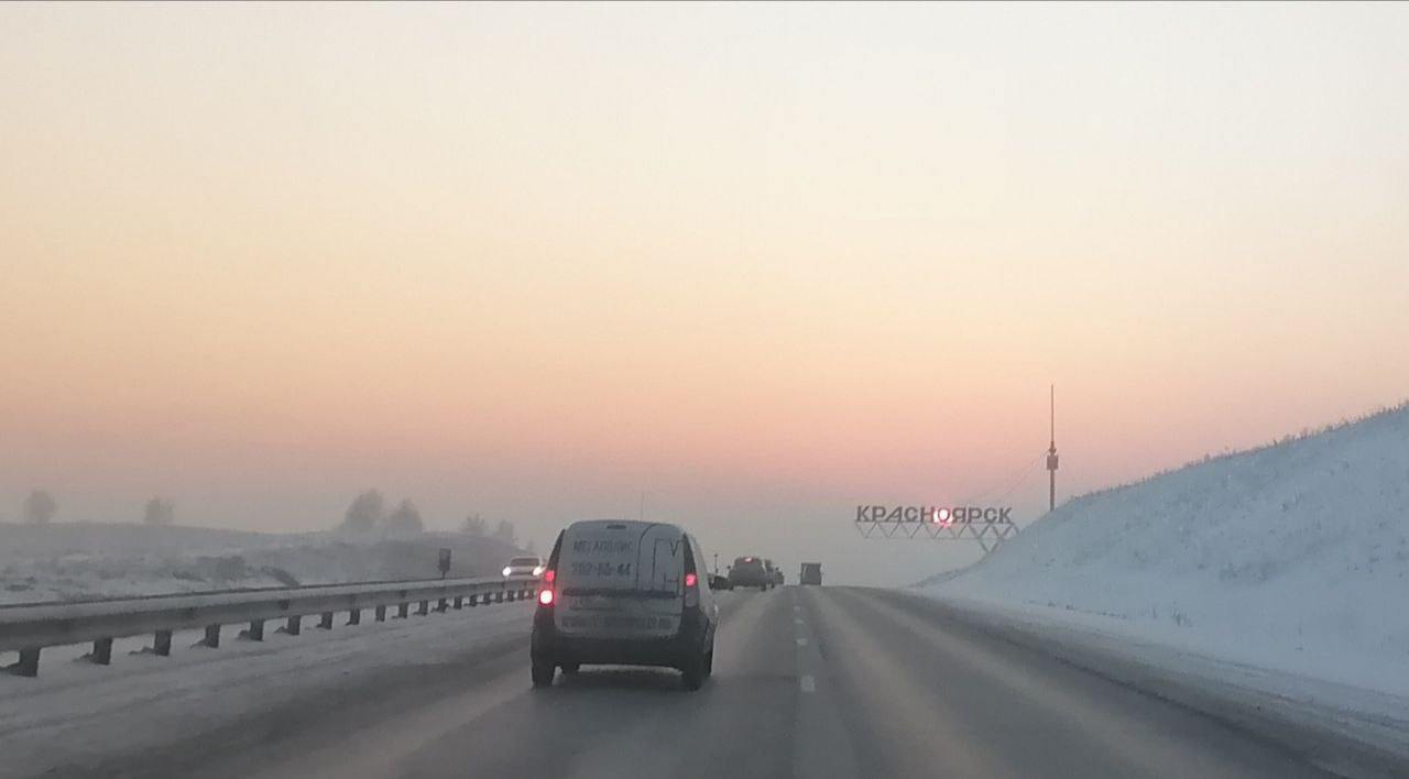 Красноярск вошел в топ городов мира с самым грязным воздухом.  Сейчас город Красноярск занимает пятую строчку топа-10 проекта IQair, хотя пару часов назад был на седьмой.  При этом министр экологии края Владимир Часовитин рассказал, что сегодня, 19 февраля, посетил «Центра реализации мероприятий по природопользованию и охране окружающей среды» и ничего «критичного не увидел».  «Заехал и посмотрел, что реально происходит на постах наблюдения в Красноярске в период НМУ. Ничего критичного я не увидел. Разовых превышений предельно допустимых концентраций загрязняющих веществ на постах не зафиксировано, но зафиксированы превышения среднесуточных значений», — заявил Часовитин.