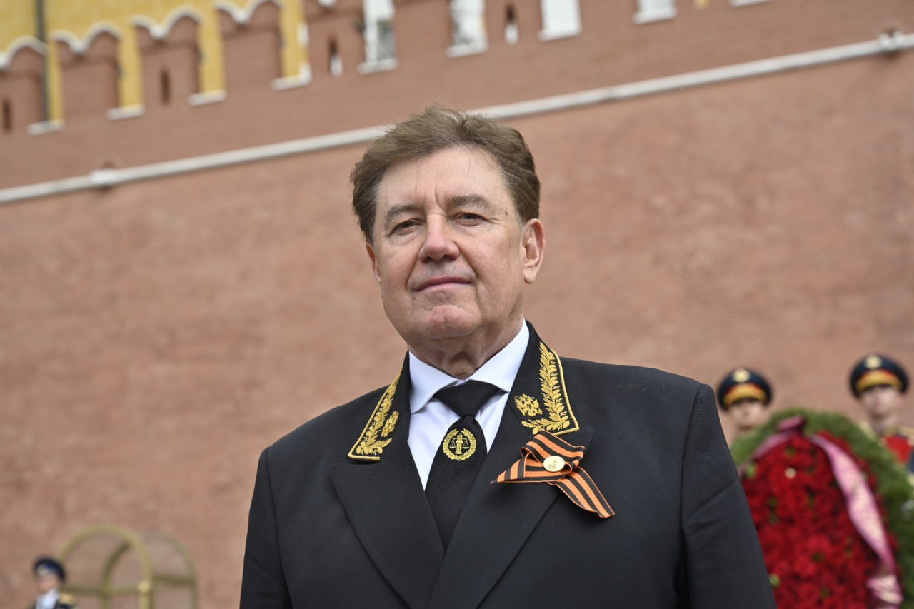 Члены Совета судей РФ возложили венок и цветы к Могиле Неизвестного Солдата в Александровском Саду Председатель Совета судей России Виктор Момотов и члены Совета судей России 20 мая 2025 года приняли участие в возложении венка и цветов к Могиле Неизвестного Солдата в Александровском саду. Представители судейского сообщества почтили память всех тех, кто в годы Великой Отечественной войны принимал участие в боевых действиях и трудился на благо нашей Родины в тылу. Среди них было немало судей и работников аппаратов судов, которые вместе со всей страной приближали победу над нацизмом. Их подвиг никогда не будет забыт. Мы помним, мы гордимся! Совет судей РФ. Подписаться