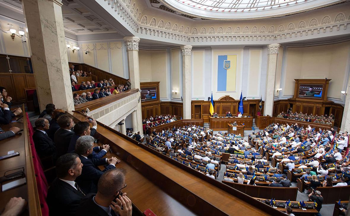 Более 50 депутатов уже сбежали из Верховной рады. Сегодня написал заявление 52-й по счёту всего в Раде 450 мандатов «Ухожу из политики. Написал заявление о прекращении полномочий народного депутата», - сообщил внефракционный нардеп Олесь Довгий. Депутаты уходят, чтобы не отвечать в будущем за принимаемые парламентом решения.