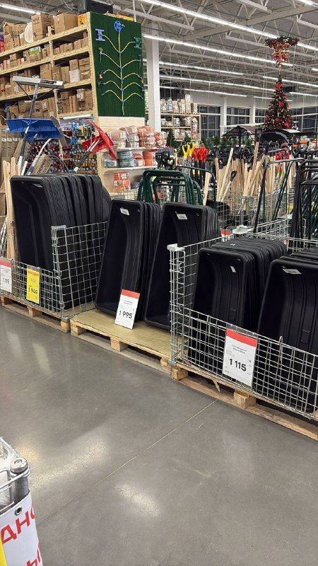 И так каждый год как первый снег вызвал ажиотаж в отделах спецтехники Челнов В гипермаркетах Набережных Челнов царит ажиотаж в отделах по продаже спецтехники Как отмечают продавцы консультанты у них начался золотой новогодний сезон На фоне прошедшего снегопада покупатели активно разбирают снегоуборочную технику Среди них горожане жители Тукаевского района также много представителей предприятий которые решили пополнить технопарк новым оборудованием Самый ходовой товар лопата В зависимости от модели цены разные так железная с привычным деревянным черенком 295 350 рублей Яркая пластиковая с широким захватом 1495 1500 рублей Популярны специальные сани для вывоза снега с участка в зависимости от размера они обойдутся в 1115 1995 рублей Подробности в материале на сайте Челнинских известий