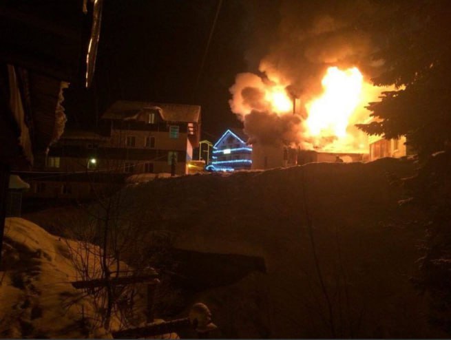 В Шерегеше загорелась канатная дорога закрыты кафе и подъёмники В понедельник 12 января в Шерегеше пожар парализовал канатную дорогу и кафе Как сообщили в дирекции курорта на неопределённый срок закрыта дорога Фристайл Также появилось уведомление что закрыты кафе Freedom 1200 метров и кафе рядом с кассой Сигнал о пожаре поступил в МЧС в 6 15 Горело машинное отделение канатной дороги Сгорела крыша на площади 70 квадратных метров обгорело электрооборудование внутри здания на площади 10 квадратных метров Причина пожара устанавливается сообщили сайту VSE42 в областном МЧС Никто не пострадал Открытое горение ликвидировано в 6 58 силами семи человек и двух единиц техники     Подписаться на VSE42 Ru   Подписаться на нас в MAX