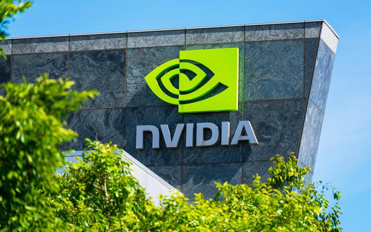 NVIDIA делает ставку на ИИ и дата центры а не на геймеров впервые за 30 лет фанаты не получили новую игровую видеокарту Вместо этого вышла RTX PRO 6000 за 1 лям а ресурсы компании теперь сосредоточены на GPU для дата центров
