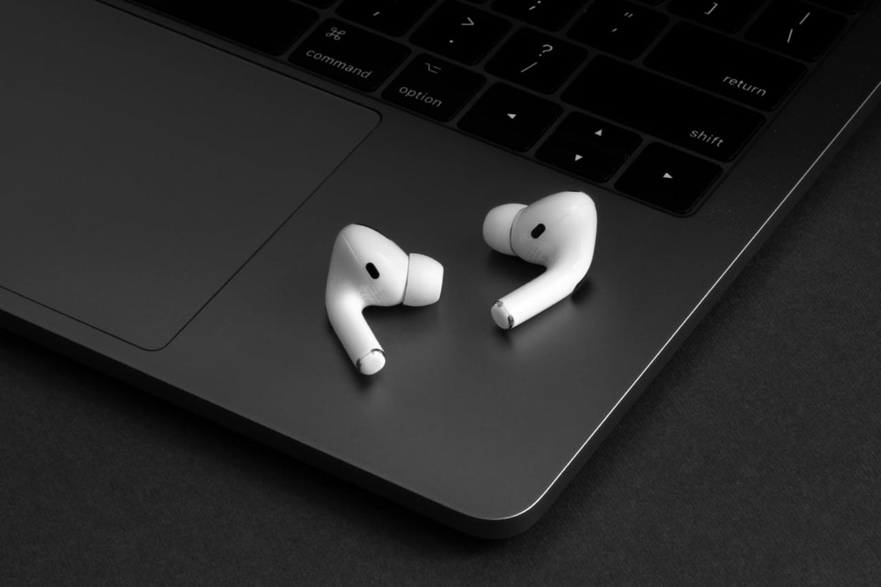 Apple начала разрабатывать новый чип H3 для AirPods Ожидается что он обеспечит улучшенное качество звука и снизит задержку Других подробностей пока нет Также неизвестно когда именно будет готов H3 Ожидается что в 2026 году Apple выпустит AirPods Pro 3 с инфракрасными камерами но они вряд ли получат новый чип   www iphones ru 1340653 новости iphonesru