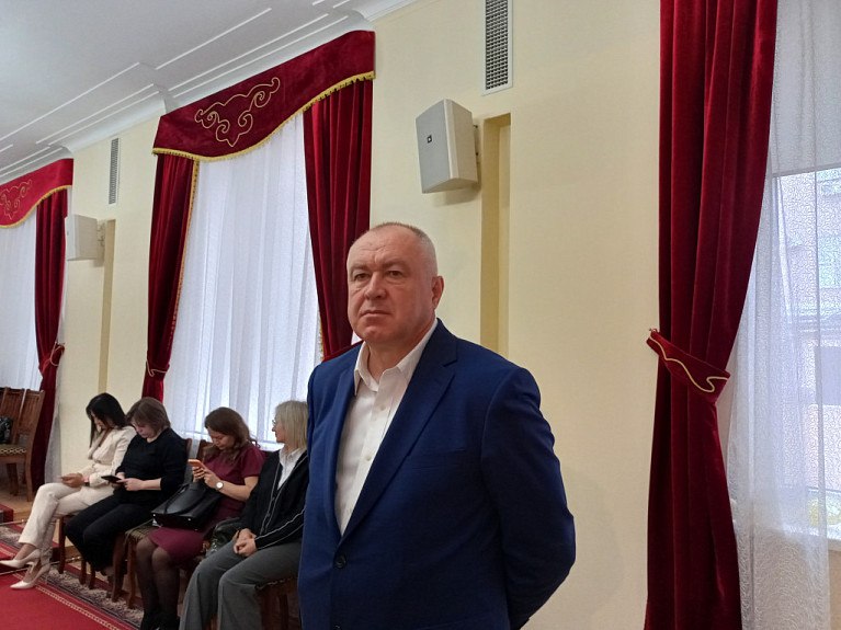 Евгений Луковников вновь покидает правительство Бурятии Зампред правительства Бурятии Евгений Луковников объявил об уходе с занимаемой должности. Как и в прошлый раз, он объяснил это состоянием здоровья. Своему увольнению чиновник посвятил большой пост в соцсетях, при этом вступив в полемику с рядом телеграм-каналов, которые критиковали его работу. #Бурятия Подробности в «Номер один» Сообщить нам свою новость можно по кнопке: Письмо в редакцию