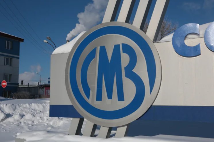 Кассация объяснила необходимость изъятия акций у всех миноритариев СМЗ Арбитражный суд Уральского округа опубликовал мотивированное решение по иску прокуратуры к миноритарным акционерам ОАО Соликамский магниевый завод СМЗ Ранее апелляция удовлетворила требования надзорного органа лишь частично отказав в изъятии в пользу государства акций у миноритариев купивших их на бирже Кассация указала что приватизация предприятия в 1990 е годы прошла незаконно поэтому все последующие операции с ценными бумагами недействительны Этот факт был установлен и в ходе спора об изъятии 89 4 у миллиардера Петра Кондрашева и подконтрольных ему бизнесменов При этом кассация согласилась что по общему правилу бумаги купленные на бирже изъятию не подлежат но у данного спора есть ряд особых обстоятельств