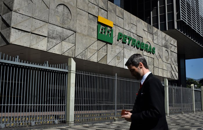 Бразильская госкомпания Petrobras получила одобрение на бурение разведочной скважины в районе устья реки Амазонки положив конец многолетнему противостоянию с природоохранными органами по поводу доступа к бассейну который как считается содержит огромные запасы нефти Фос ду Амазонас Foz do Amazonas пишет агентство Bloomberg Бурение планируется начать немедленно его предполагаемая продолжительность составит пять месяцев Для Petrobras это особенно заманчиво поскольку ожидается что добыча на действующих бразильских месторождениях достигнет пика примерно к 2030 году Экологи яростно выступают против этого решения предупреждая что разлив нефти с учетом быстрого течения может поставить под угрозу экосистему устья Амазонки хотя бассейн находится в 330 милях 530 километрах от самой реки Фото Fabio Teixeira Anadolu Agency via Getty Images interfaxonline