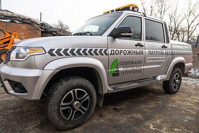 Во Владивостоке летний наплыв туристов привел к росту нарушений ПДД в июле парконы зафиксировали около 6 тысяч случаев что на четверть больше чем в июне Как сообщили в мэрии причиной стал возросший туристический поток и плотный трафик Почти 2 тысячи нарушений произошло на трассе Седанка Патрокл где водители превышают ограничение в 70 км ч Также часто фиксируется неправильная парковка в центре города Среди других нарушений езда с выключенными фарами и непристегнутыми ремнями безопасности VIII channel