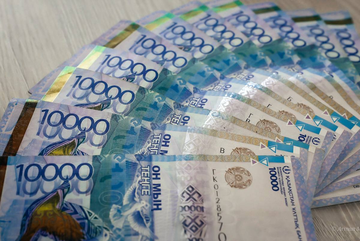 У кого зарплаты в Казахстане растут быстрее Средняя заработная плата в Казахстане составила 405 416 тенге увеличившись на 11 3 В реальном выражении рост составил лишь 2 4 передает BAQ KZ со ссылкой на Бюро национальной статистики Интересная тенденция отмечена по гендерному признаку темпы роста заработка женщин оказались выше чем у мужчин За последние пять лет зарплаты женщин выросли на 88 6 тогда как у мужчин на 92 6 однако при этом разрыв в абсолютных суммах постепенно сокращается В 2024 году мужчины зарабатывали в среднем 468 914 тенге женщины 344 496 тенге Среднемесячную зарплату ниже 150 тысяч тенге получали 13 8 работников а свыше 300 тысяч более половины 53 7 Наибольший рост медианной заработной платы зафиксирован в финансовом и страховом секторе 31 3 а также в транспортной отрасли 24 1 и сельском хозяйстве 22 9 Наименьший рост отмечен в сфере услуг по проживанию и питанию 2 7 и образовании 5 9 В региональном разрезе лидирует Астана где медианная зарплата выросла на 18 тогда как наименьший рост показала Мангистауская область 6 8 По данным статистики наибольшую заработную плату получают казахстанцы в возрасте 35 44 лет 455 070 тенге а самые низкие доходы у молодежи до 24 лет 279 875 тенге