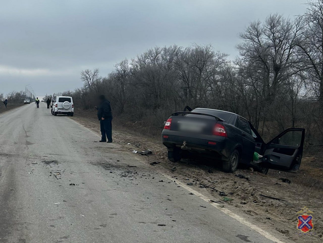 Полицейские устанавливают обстоятельства ДТП в Городищенском районе  По предварительной информации, в 12-30 час. на 54-км автодороги «Качалино – Вертячий - Гумрак» произошло столкновение автомашин «Камаз» и «Лада Приора».   В результате ДТП водитель автомашины «Лада Приора» скончался до приезда скорой медицинской помощи.   На месте аварии работают экипажи Госавтоинспекции и следственно-оперативная группа.