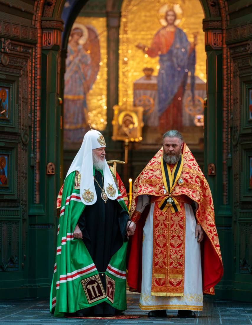 Патриарх Кирилл наградил калужского «батюшку из трубы» Алексея Скрипкина орденом святого Димитрия Донского I степени Это беспрецедентный случай. Ранее такие награды сразу же никто не получал - нужно было очень сильно постараться. Недавно заслуги батюшки отметил губернатор Владислав Шапша и наградил медалью за вклад в развитие добровольчества в Калужской области. Напомним, что священник совершая пастырское служение на фронте, участвовал в операции «Поток» и вместе с нашими воинами прошел суджанскую трубу. Мы недавно были в гостях у отца Алексея и он произвёл на нас неизгладимое впечатление и рассказал, что происходило в те дни в трубе в Суджанском районе Курской области. ES! - канал. Подписаться
