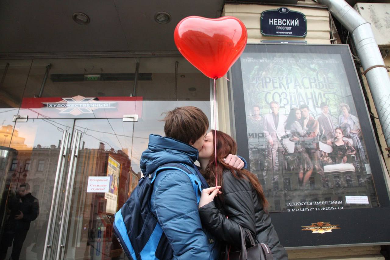 Средняя стоимость романтического свидания в Петербурге составляет почти 6 тысяч рублей сообщили аналитики 2ГИС В расчёт входили ужин на двоих в ресторане и букет из семи красных роз По данным исследования жители Москвы могут позволить себе больше всего свиданий в месяц в среднем 24 в Петербурге этот показатель составляет 20 свиданий в Екатеринбурге 18 Аналитики отмечают что средняя стоимость свидания сократилась на 2 4 год к году преимущественно за счёт удешевления цветов набор из семи красных роз стал дешевле на 3 и снижения среднего чека на двоих в ресторане на 2 По данным ИИ поиска 2ГИС запущенного в 2025 году для подбора мест по вайбу в феврале 2026 года примерно 15 ресторанов в городах миллионниках соответствовали критериям идеального места для свидания уютная атмосфера интерьер приглушённый свет и положительные отзывы По абсолютному числу ресторанов с вайбом Свидание лидирует Петербург в городе насчитали 134 таких заведения далее идут Москва 83 и Новосибирск 48 Подписаться на ДП в Telegram MAX