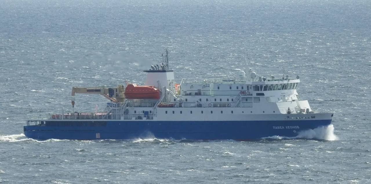 Теплоход Павел Леонов пройдет доковый ремонт в Китае по контракту стоимостью около 42 4 млн рублей АО Сахпасфлот заключило контракт с китайской компанией Jointtop Marine Engineering Следует из материалов единой информационной системы в сфере закупок Согласно материалам закупки общий срок ремонта рассчитывается по наибольшему сроку из двух возможных 35 календарных дней или период с даты подписания акта приемки в судна в ремонт до даты поступления платежей по контракту Заказчик должен подать теплоход на судоремонтный завод подрядчика в марте 2026 года  Ремонт судна должен быть произведен в соответствии с правилами Российского морского регистра судоходства Как сообщало ИАА ПортНьюс Сахпасфлот эксплуатирует теплоход Павел Леонов на паромной линии Корсаков Курилы Также напомним судно выводилось с линии для планового ремонта весной 2024 года