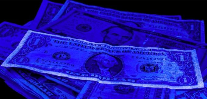 Светящие брать инкассо за ветхость снизить Национальный банк и банки согласовали новые правила приема валюты Для этого были внесены изменения в единый перечень признаков платежности валют которым пользуются отечественные банки С 1 октября банки будут принимать иностранную валюту с загрязнениями которые светятся в ультрафиолете Вознаграждение банка за инкассо снижается до 5 Ранее оно доходило до 15 20