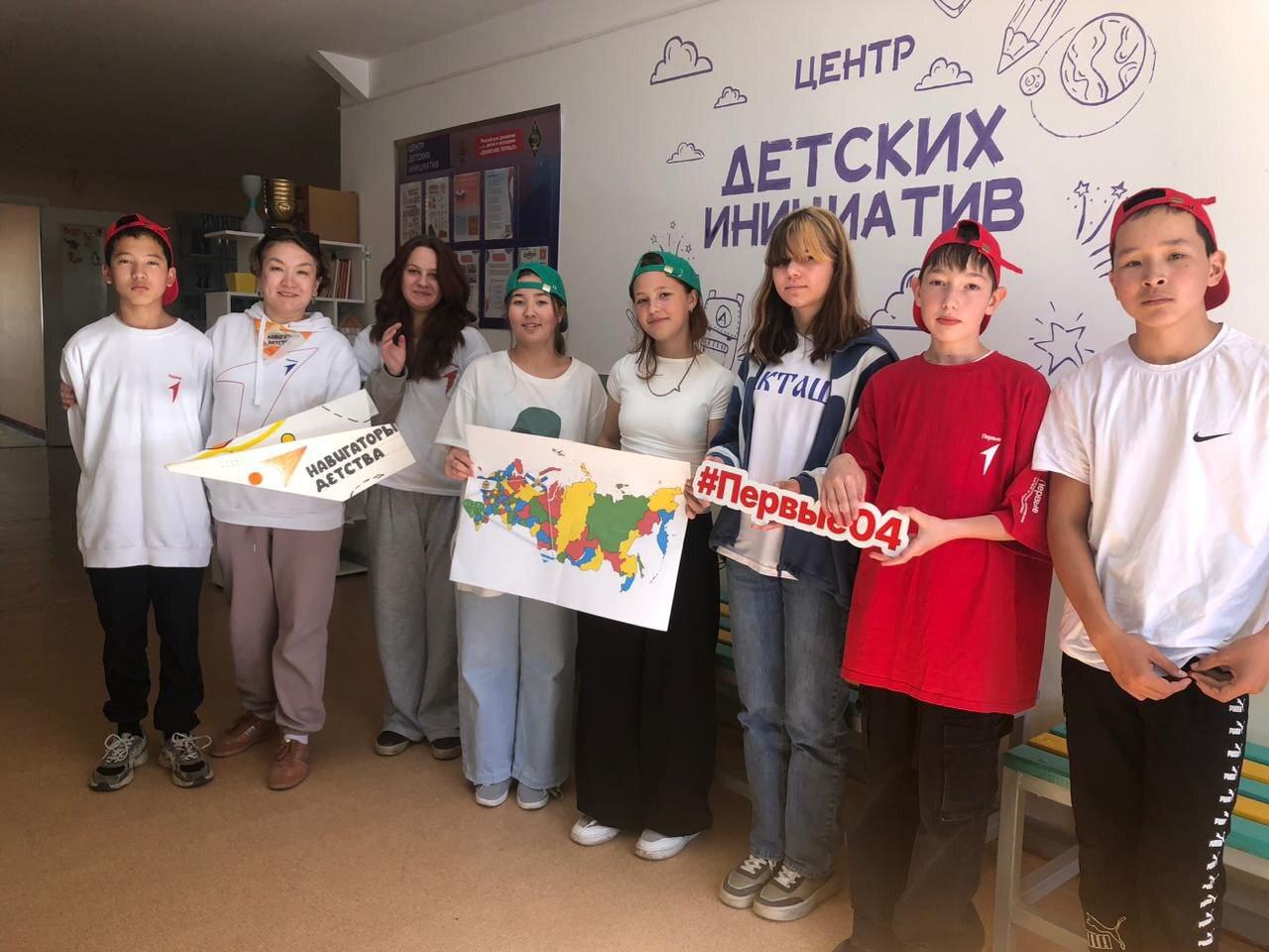 Школьники Адыгеи пообщались со сверстниками из Херсонской области Ко Дню воссоединения исторических регионов с Россией советник директора по воспитанию Образовательного центра 2 Майкопского района Адыгеи Александра Соколова совместно с активом образовательной организации провела акцию доброты и общения Мероприятие объединило учащихся ОЦ 2 Рыковской школы побратима из Генического муниципального округа а также ребят из Архангельской области и Алтая Дети нанесли на карту России флаги своих регионов и соединили их нитью дружбы символизируя единство нашей страны Участники обменялись приветствиями и продолжили общение на телемосте на котором смогли узнать больше о жизни в разных регионах России рассказала Александра Соколова Актив Движения Первых Рыковской школы написал письма своим сверстникам в рамках акции Письмо сверстнику Это не просто обмен словами а возможность установить дружеские связи поделиться своими мыслями и переживаниями узнать больше о жизни в другом городе подчеркнули в школе побратиме