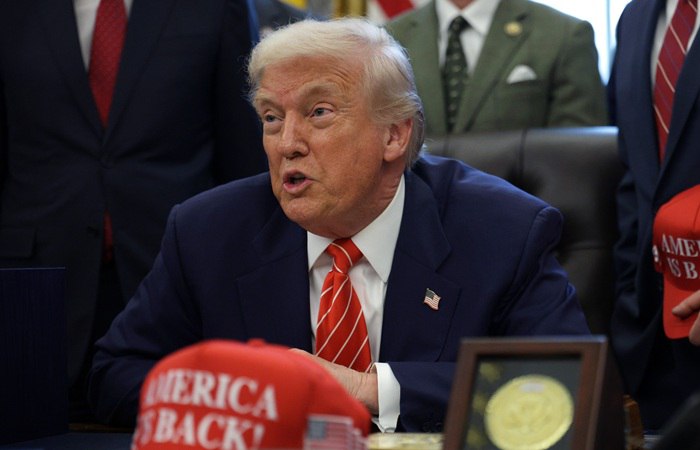 Дональд Трамп заявил что заблокирует открытие моста из Онтарио в Мичиган пока США не получат компенсацию и не станут владельцами половины актива Я не позволю открыть этот мост пока Соединенные Штаты не получат полную компенсацию за все что мы им предоставили а также что немаловажно Канада не будет относиться к Соединенным Штатам со справедливостью и уважением которых мы заслуживаем Мы немедленно начнем переговоры написал Трамп в соцсети Truth Social Мост соединит Детройт шт Мичиган США и Виндзор провинция Онтарио Канада Его стоимость по оценкам министерства транспорта превысит 4 млрд Фото Alex Wong Getty Images interfaxonline