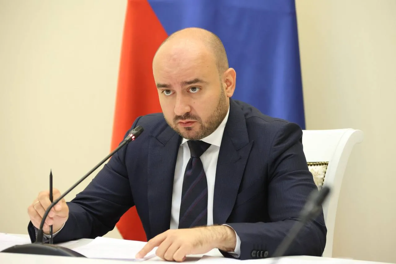 В Самарской области планируют сократить каждого шестого чиновника Губернатор Вячеслав Федорищев заявил что к концу года число госслужащих в регионе сократят с 4 8 тыс до 4 тыс человек В ближайшие два месяца штат администрации губернатора уменьшат с 257 до 200 сотрудников министерства финансов с 312 до 280 а министерства экономического развития и инвестиций со 167 до 115
