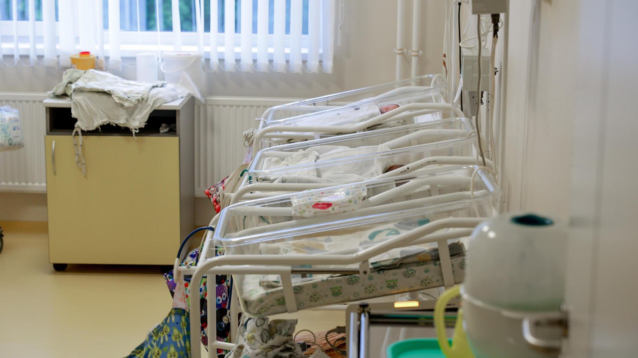 Стало известно какие имена в Самарской области родители чаще всего выбирали для своих новорожденных детей в декабре Самым популярным именем для мальчиков стало Михаил а для девочек Варвара Также в пятёрку имен вошли для мальчиков Александр Артём Роман Иван Матвей для девочек Ева Анна София Елизавета Виктория Об этом рассказали в региональном комитете ЗАГС Там же назвали и самые редкие имена декабря для мальчиков Олег Космос Вениамин Спиридон Савватий для девочек Антонина Владислава Тамара Настасья Августина