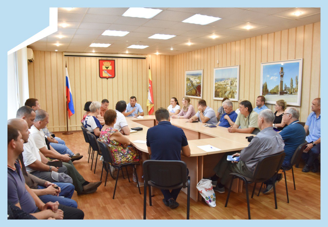 В управе района прошло совещание, касающееся правил благоустройства  Сотрудники управы района и управления административно-технического контроля администрации города рассказали представителям управляющих компаний и ТСЖ о нововведениях в области размещения нестационарных торговых объектов во дворах многоквартирных домов.  Работа по привлечению собственников нестационарных торговых объектов к административной ответственности по статье 33.1 за нарушение правил благоустройства ведется управой района постоянно.   Штрафы выписывают в случае несоответствия внешнего вида НТО типовым или индивидуальным архитектурным решениям, а также в случае содержания киосков и прилегающих к ним территорий в плохом санитарном состоянии.   Изменения вступят в силу с 1 сентября 2025 года: за такие нарушения штрафовать начнут правообладателей земельных участков, на которых располагаются торговые объекты, нарушающие правила благоустройства. Это затронет, в том числе, управляющие организации, обслуживающие многоквартирные дома.  Напомним, что решение о размещении нестационарных торговых объектов в границах участков МКД должно быть согласовано с собственниками жилых помещений и оформлено протоколом общего собрания.