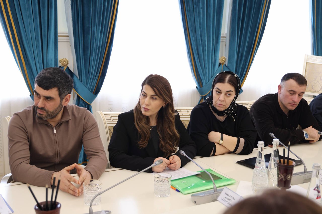 Инициативная группа обманутых дольщиков АР ГРУПП поблагодарила Сергея Меликова за внимание к проблеме Ее представитель Амина Закеряева отметила что среди пострадавших от мошеннической схемы застройщика большое количество участников СВО и их родных Ссылаясь на определенные кадастровые номера которые выданы представители компании вошли в доверие и продали квартиры В это жилье вложены государственные выплаты которые получали военнослужащие По нашим спискам это не менее 75 человек Многие из тех кто служит сейчас редко выходят на связь и не могут контролировать проверять или решать свои проблемы И очень переживают что их финансы будут потеряны передала слова пострадавших Закеряева Сергей Меликов предостерёг участников СВО и их близких от покупки квартир в сомнительных домах Жулью которое наживается абсолютно все равно какой ценой достаются эти деньги людям Они спокойно переносят их в свои карманы Мы должны вместе подумать как решить вопрос Это большая работа сказал Сергей Меликов Источник АГиП РД