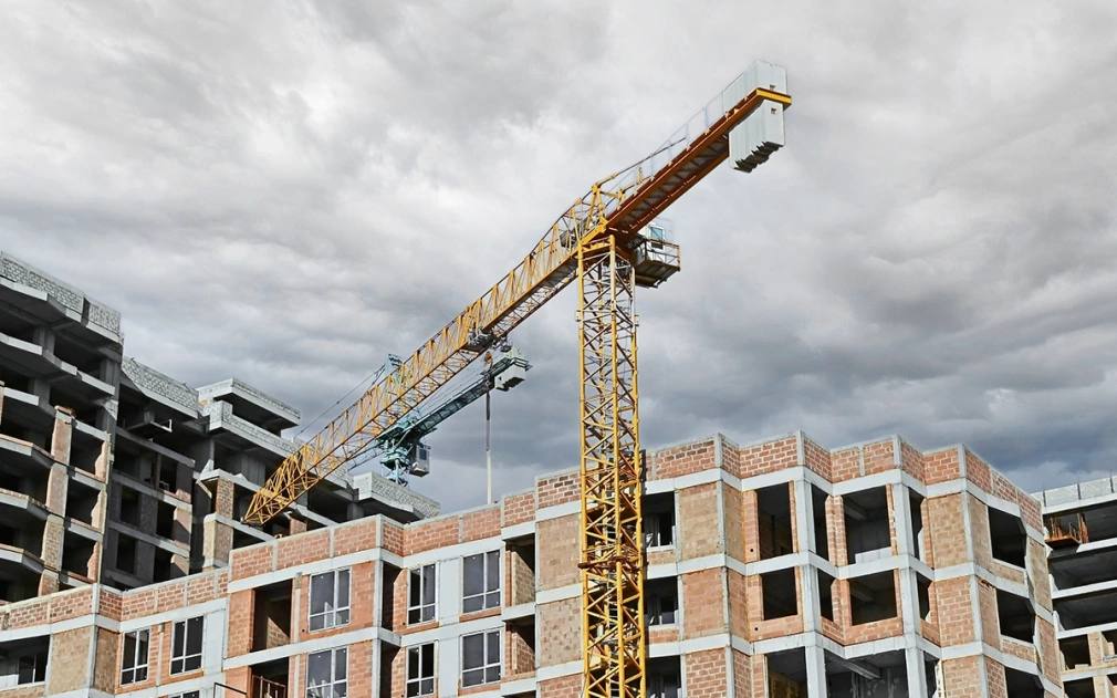 Ввод жилья в России резко вырос в ноябре В ноябре 2025 года в России введено почти 8 млн кв м жилья что на 27 больше чем годом ранее это рекордный показатель года Половина объема 4 млн кв м пришлась на индивидуальное жилищное строительство следует из данных Росстата Рост зафиксирован в 6 из 8 федеральных округов максимальный в ЦФО 67 Москва показала рост ввода на 51 5 Санкт Петербург падение на 65 2 Фото Unkas Photo Shutterstock FOTODOM Читать РБК Недвижимость в Telegram