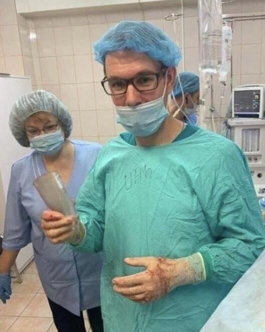 Три дня терпел врачи достали из прямой кишки мужчины стакан В Красногорскую больницу привезли пациента который жаловался на задержку стула При расспросе выяснилось все это время он ждал что из него естественным путем выйдет стакан Как предмет туда попал мужчина предпочел умолчать Медики извлекли инородное тело без разрезов и пациент уже выписан Когда говорят не держи в себе обычно не это имеют в виду   Подпишитесь на Абзац TG VK Дзен MAX Rutube